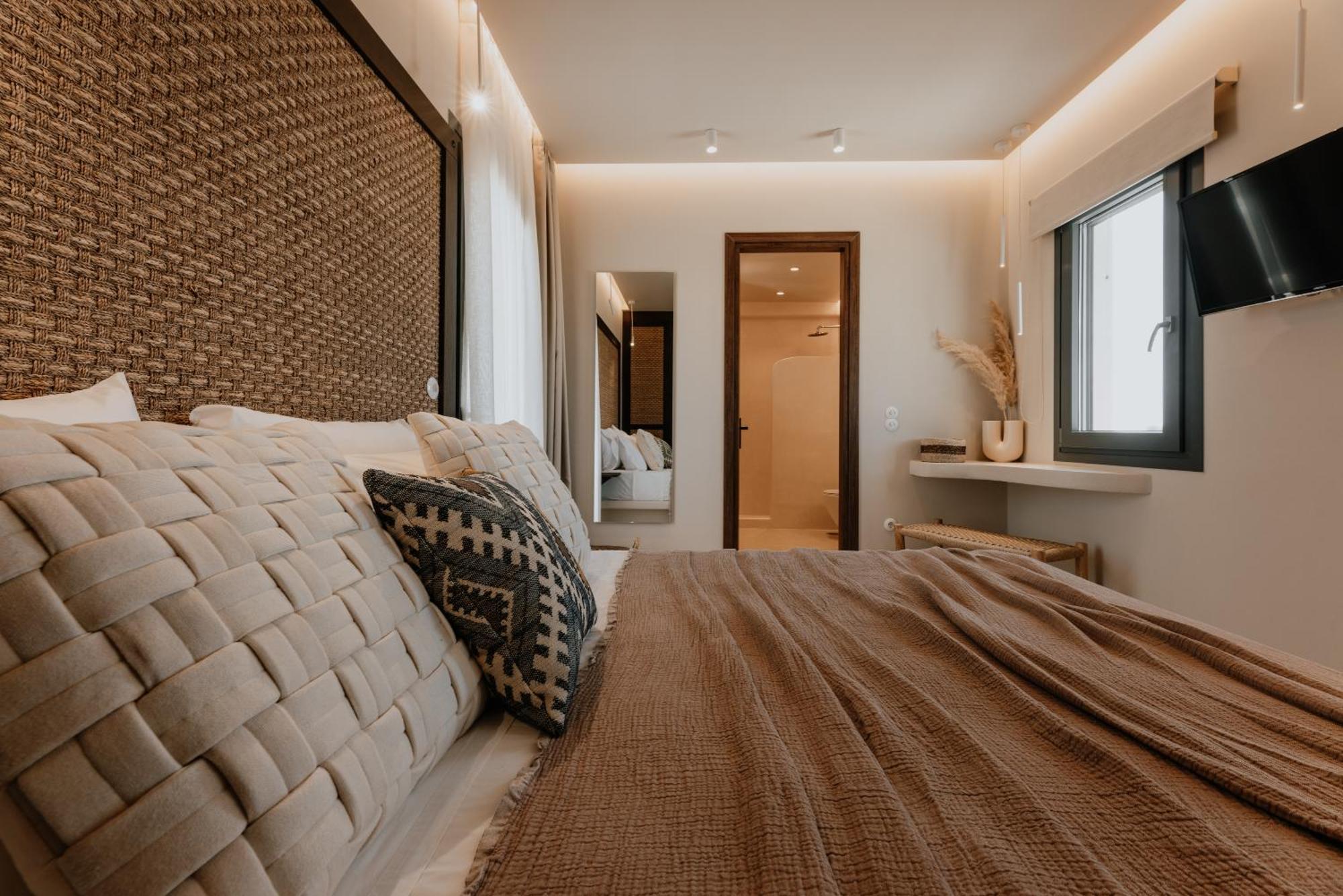 Onym Curated * Plaka (Naxos)