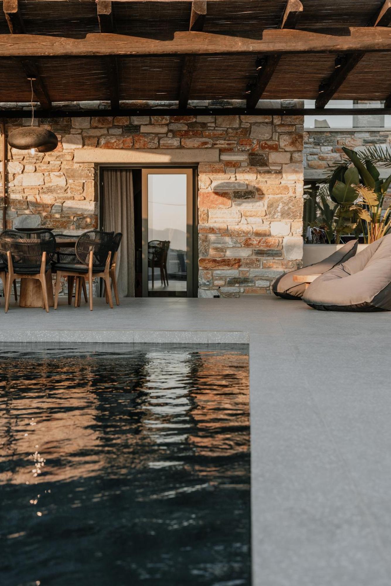 Onym Curated Villa Pláka